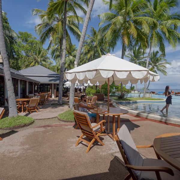 Afslapning ved poolen på Royal Island Resort & Spa, Baa Atoll, Maldiverne