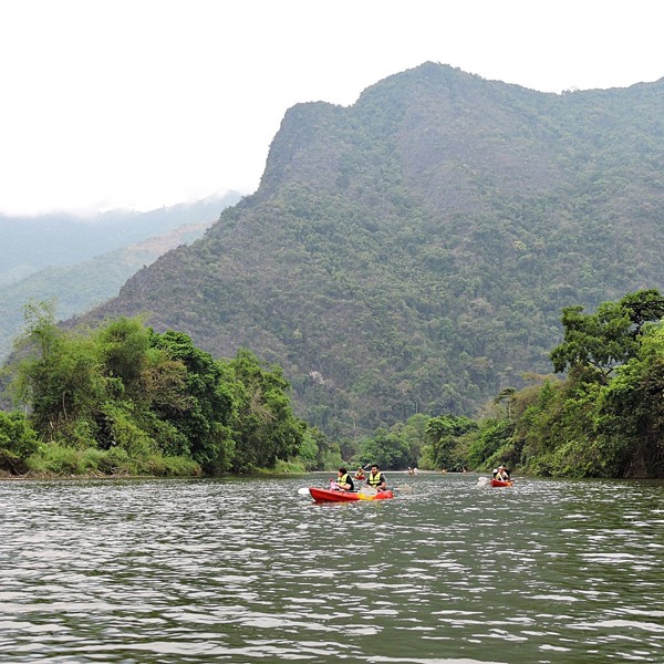 I kajak ved Vang Vieng, Laos
