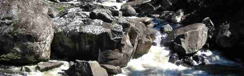 Flod løber gennem sten og klippe