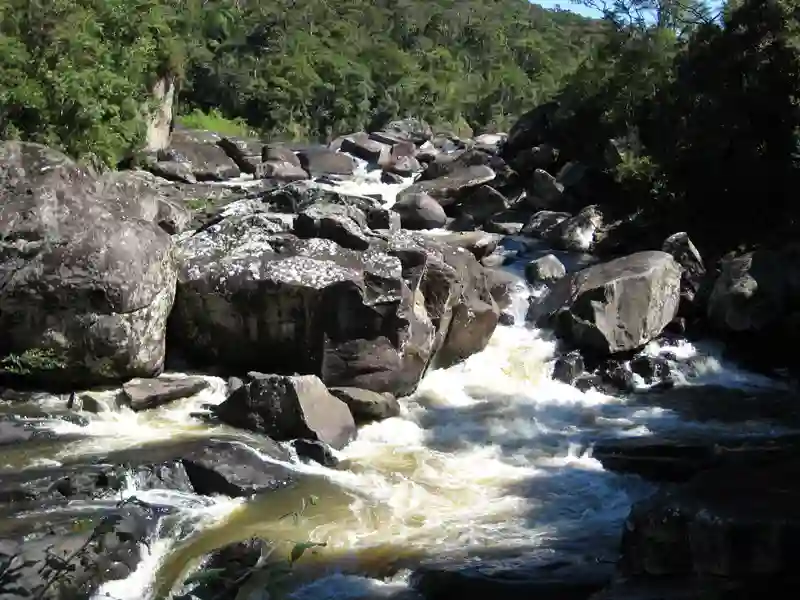 Flod løber gennem sten og klipper i nationalparken