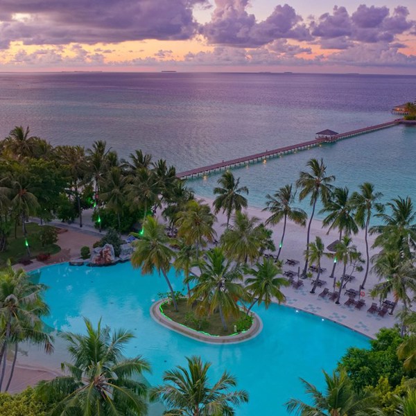 Sun Island Resort ligger ved og på vandet