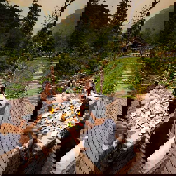 Spis middag i naturen kan noget særligt  på Namkat Yorla Pa Resort i Laos