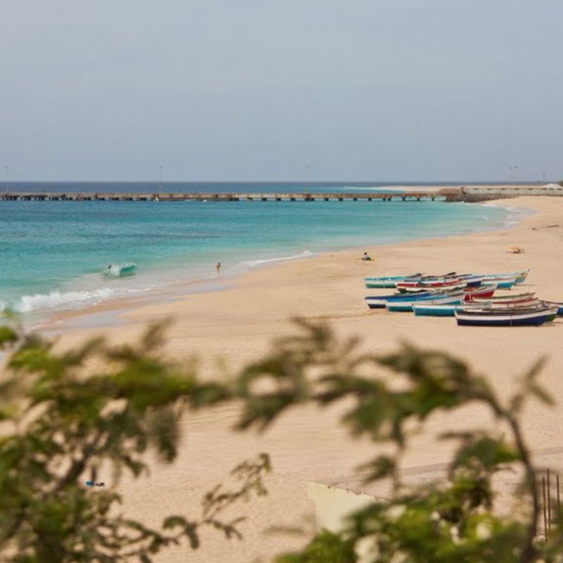 Hvid strand og blåt hav i Maio på Kap Verde