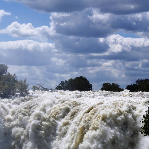 Mægtige vandmasser ved Victoria Falls, Zimbabwe, Afrika