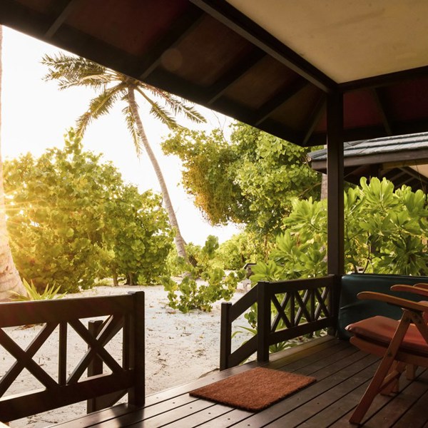 Slap af på terrasen med en kølig drink lidt frisk frugt og nyd solnedgangen. Sunset Beach Villa, Royal Island Resort & Spa, Baa Atoll, Maldiverne