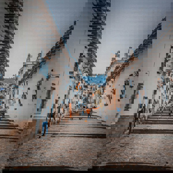 Hyggelig gade i Cajamarca i Peru