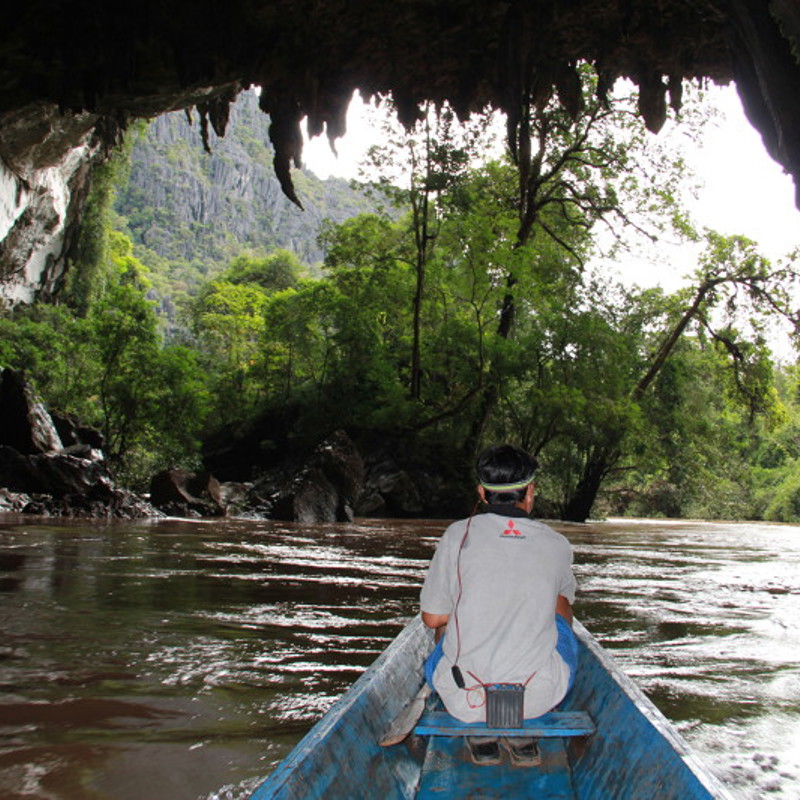 Sejlads igennem Konglor grotten, Hin Boun