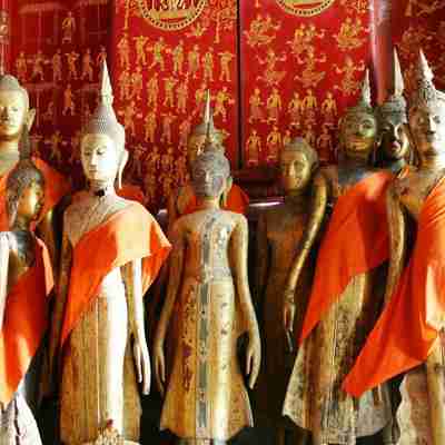 Buddhastatuer med klæder på, Laos