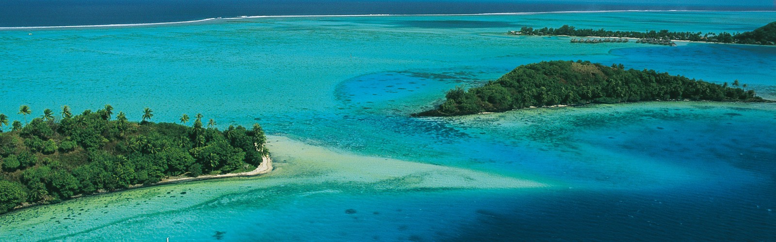 Man kan tydeligt se korallerne omkring Huahine, Fransk Polynesien