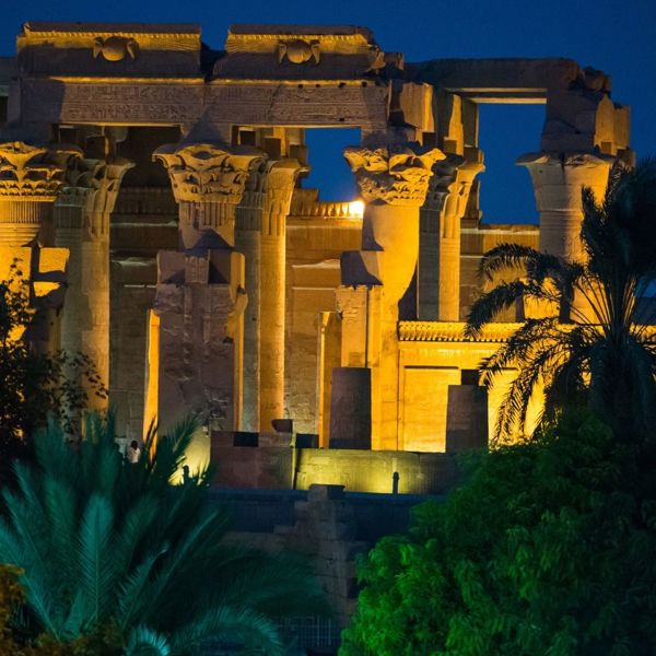 Edfu tempelet bliver lyst op om natten