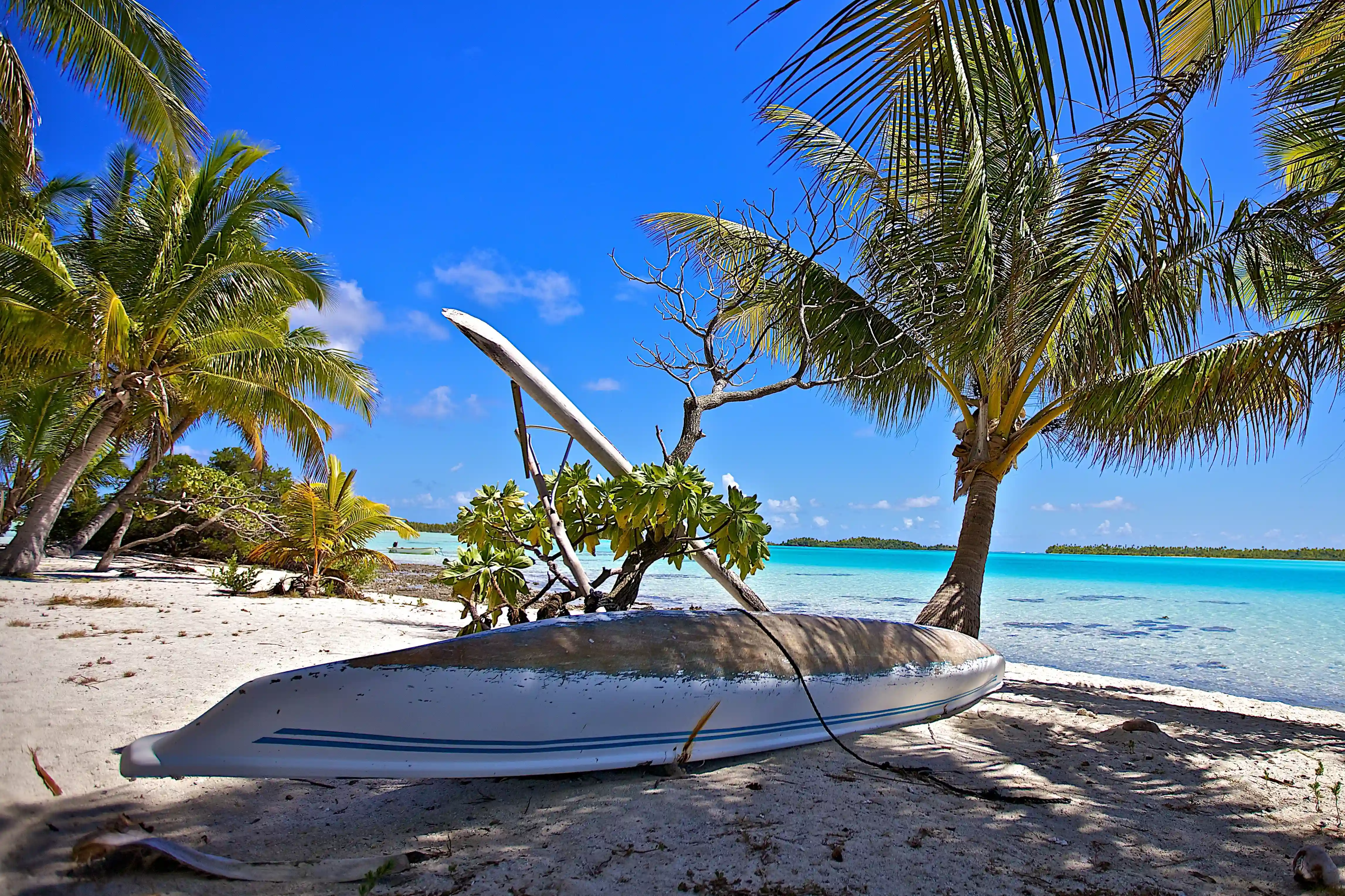 En kano venter på at komme i vandet, Rangiroa