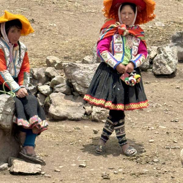 Man møder en masse lokale langs vandreruten ved Rainbow Mountain i Peru