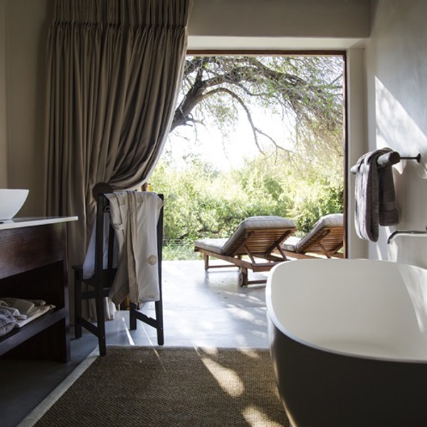 Badekar og udsigt til terrasse