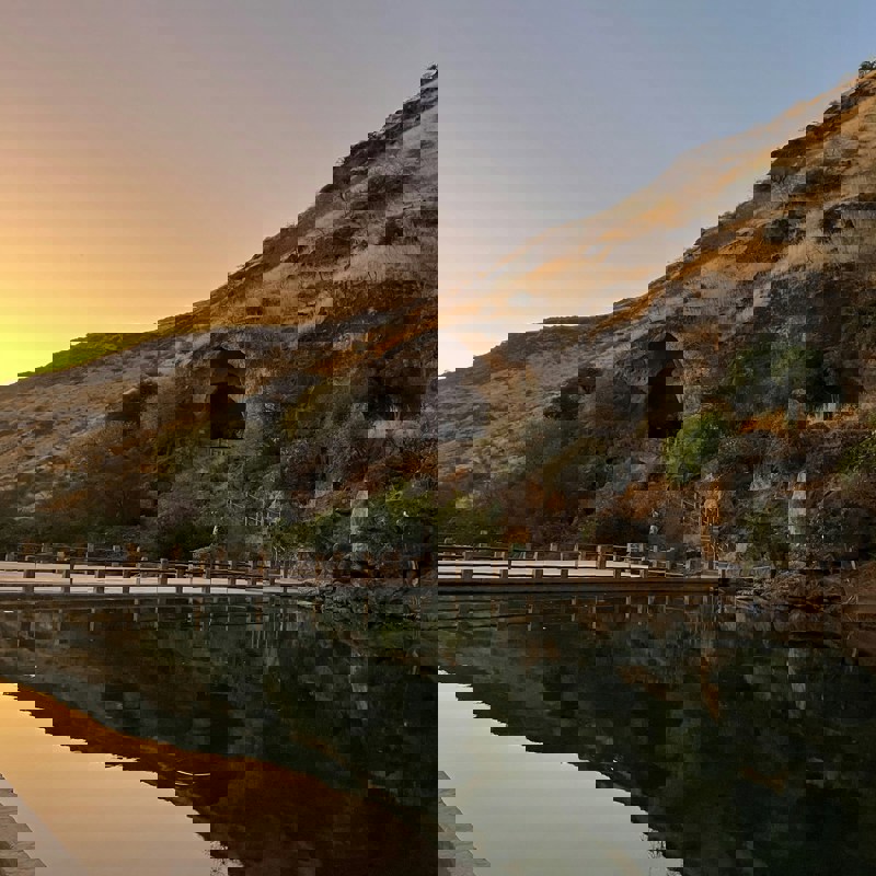 Solnedgang i det flotte landskab i Salalah, Oman