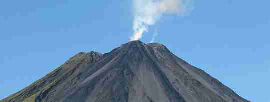 Der kommer røg op af Arenal vulkanen, Costa Rica