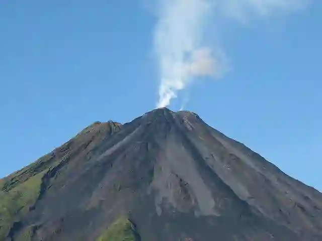 Der kommer røg op af Arenal vulkanen, Costa Rica