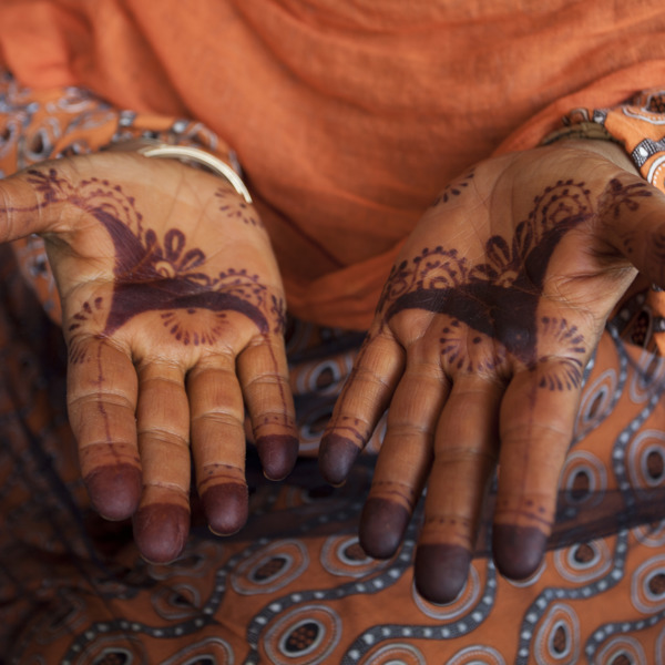 Henna hænder på en Bedouin kvinde i Wahiba ørkenen, Oman