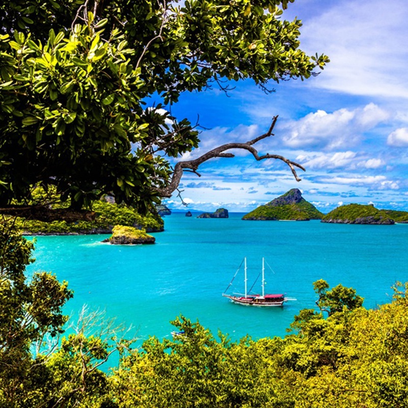 Smuk udsigt over det azurblå hav i det sydlige Thailand