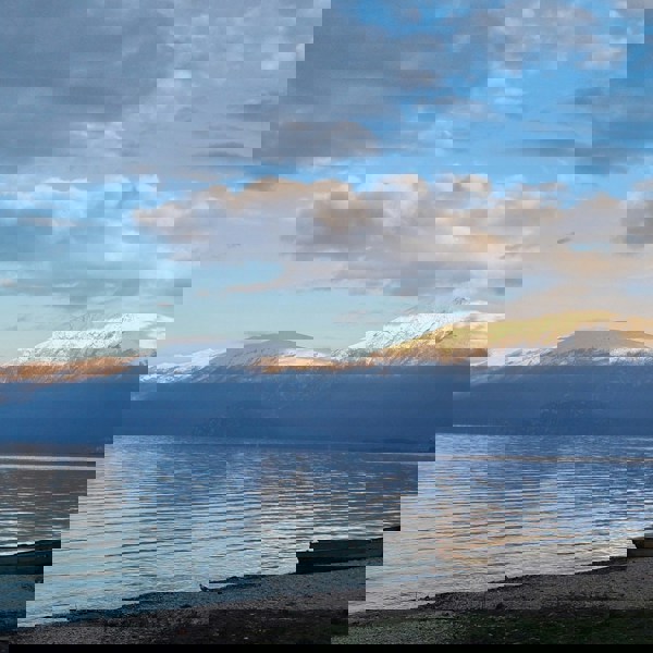 Kysten langs Albanien med bjerge i baggrunden