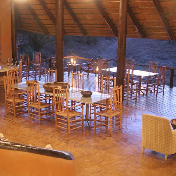 Man spiser både udenfor og indenfor - alt afhængigt af vejret, Garonga Safari Camp, Sydafrika