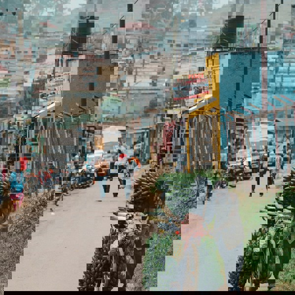 En mand trækker sin cykel med bananer på