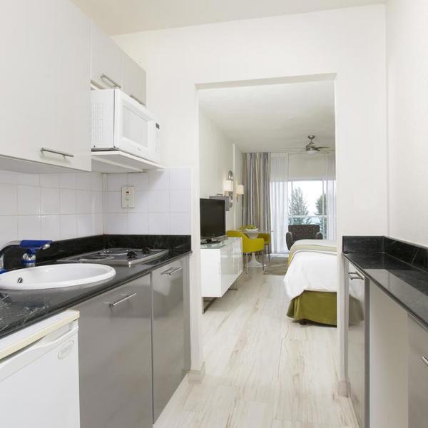 Køkken og værelse på hotellet