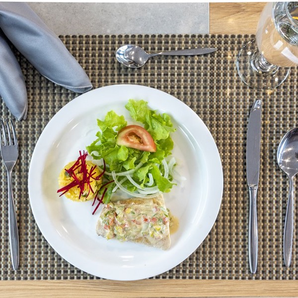 Der serveres lækker mad på Bonita Yacht