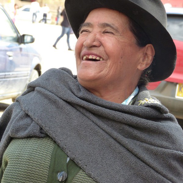 Kvindlig indianer på gaden