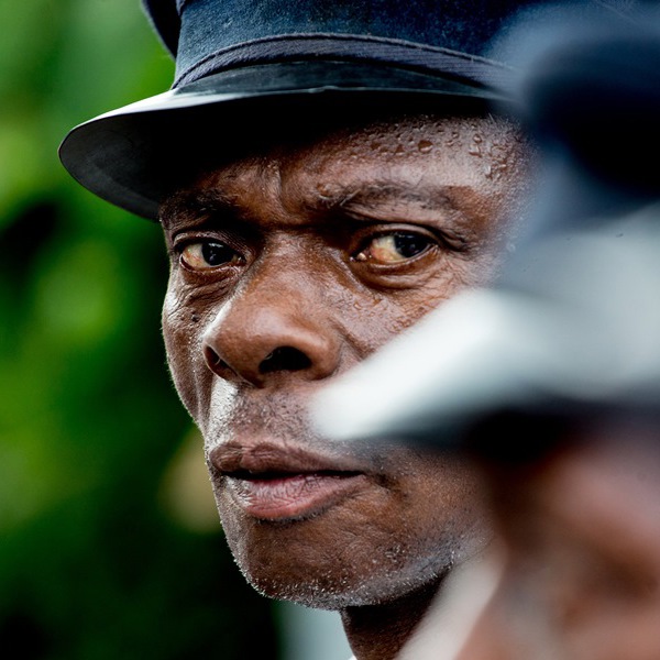 Lokal mand kigger på kameraet på Sao Tome