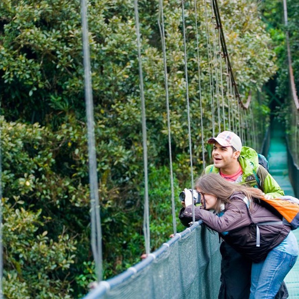 Husk kameraet, når du går over broerne i Monteverde