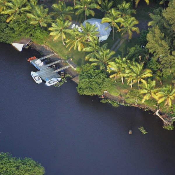 Kysten med bådbro på La Réunion