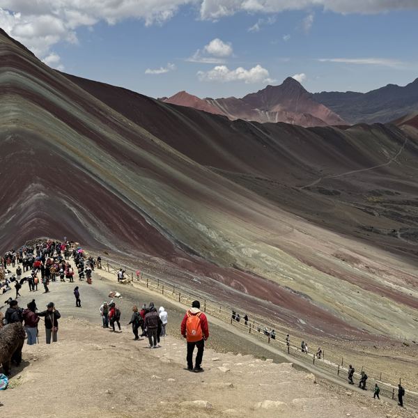 Udsigt over det smukke Rainbow Mountain i Peru