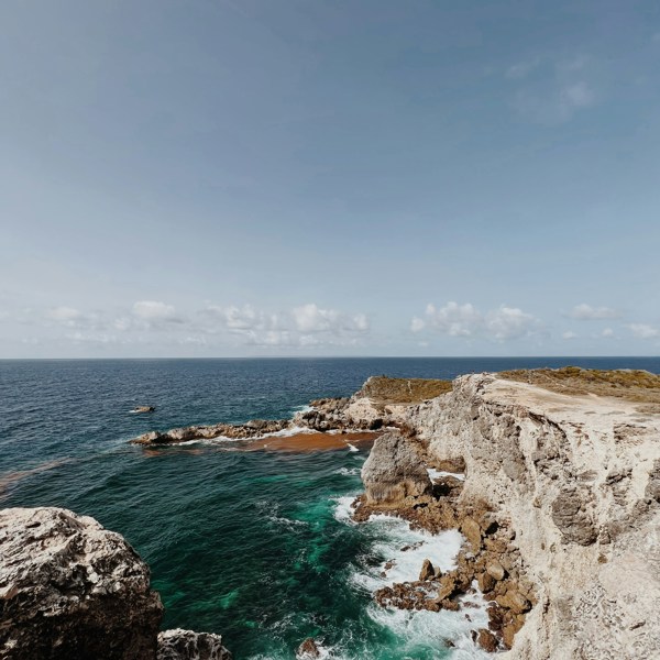 Klipper og hav på Guadeloupe