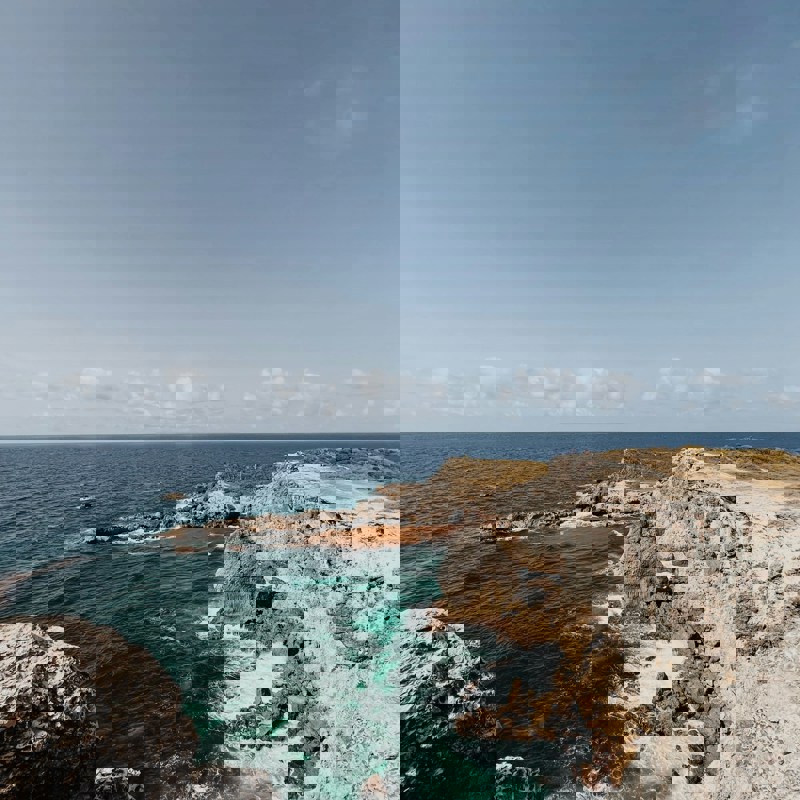 Klipper og hav på Guadeloupe