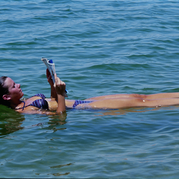 Man kan flyde i det Døde Hav pga. det høje saltindhold i vandet, Jordan