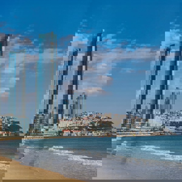 Strandpromenaden i Busan. Storby møder natur