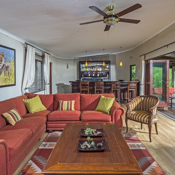 Stue med åbent ud til i den private lodge