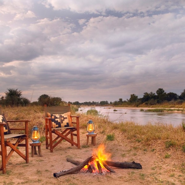 Hyggeligt lejrbål ved Mwaleshi, Zambia