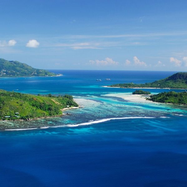Sainte Anne Island med blå himmel og klart hav omkring
