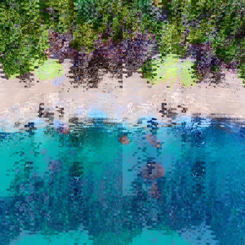 Krystalklart vand og hvide sandstrande på Grenada