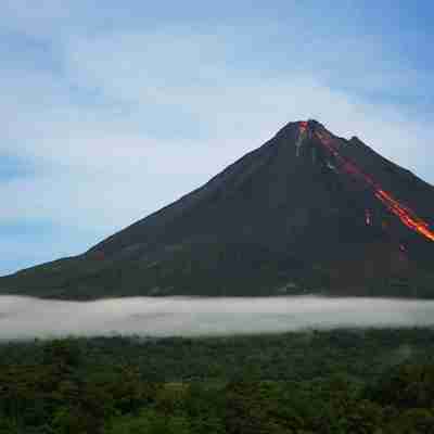 Lavaen flyder ned af Arenal vulkanen