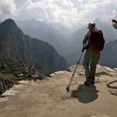 I:\AXUMIMAGES\Sydamerika\Peru\Camino Inca\itinerary_lg_2Peru-Machu-Picchu-Couple-Photo-Leo-Tamburri-2010-IGP7141-Lg-CMYK