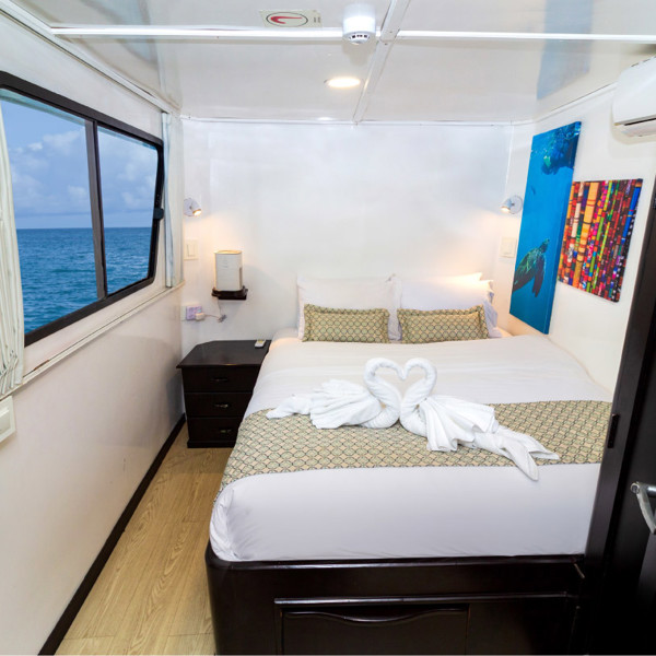 Galapagos båd, Hannibal Travel