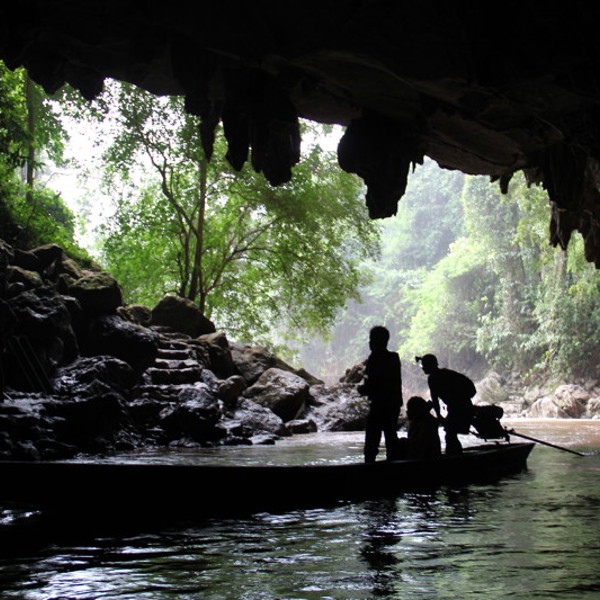 Med båd igennem Konglor grotten