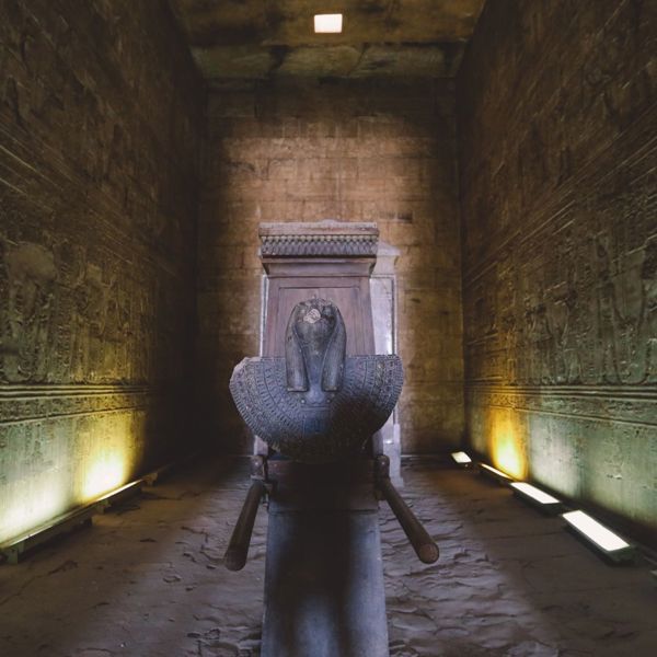 Den indvendige udsmykning i Edfu tempelet i Egypten