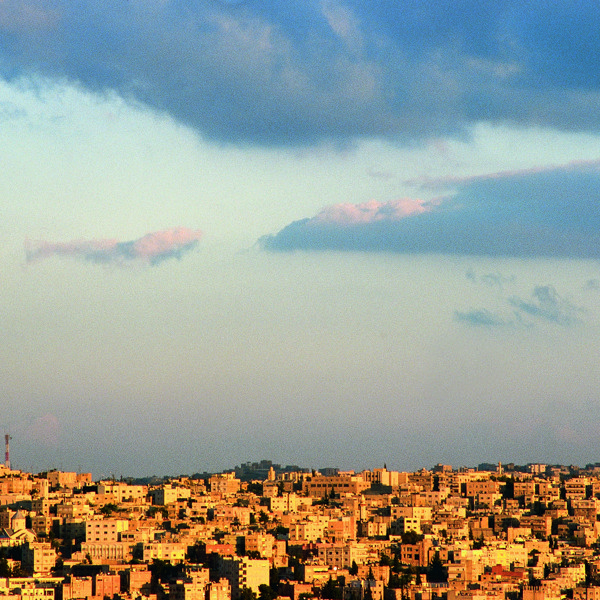 Amman by har et gulligt skær når solen går ned