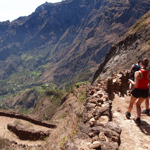 Stejl nedstigning på vandretur på Kap Verdes nordlige øer
