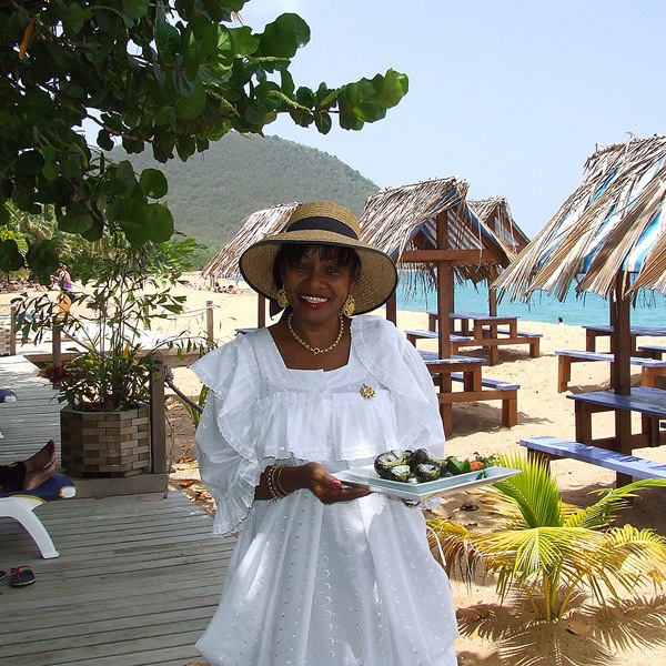 Lokal serverer mad på stranden