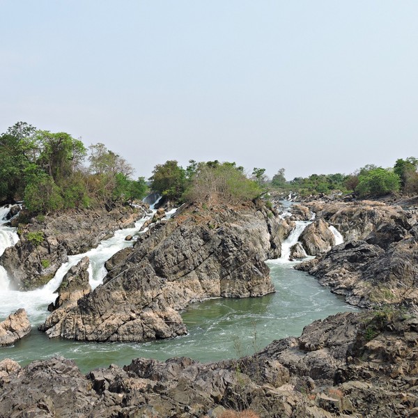 Smukke klipper og vandfald, Si Phan Don, Laos