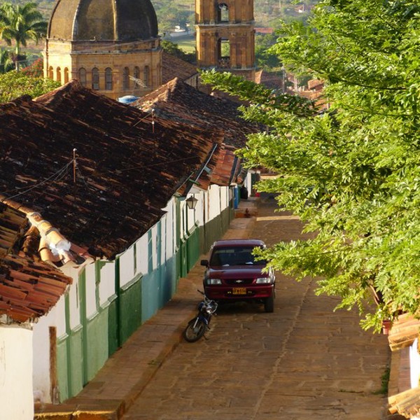 Gade i Barichara set mod katedralen